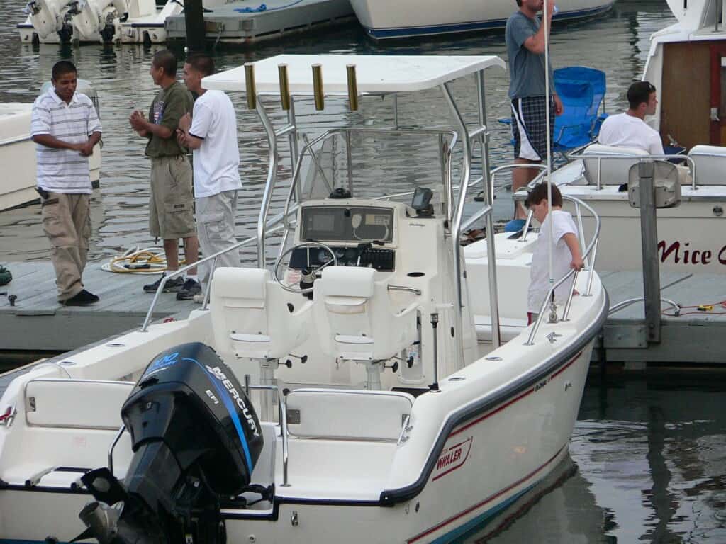 Boston Whaler 210 outrage T-Top 1999 image 1