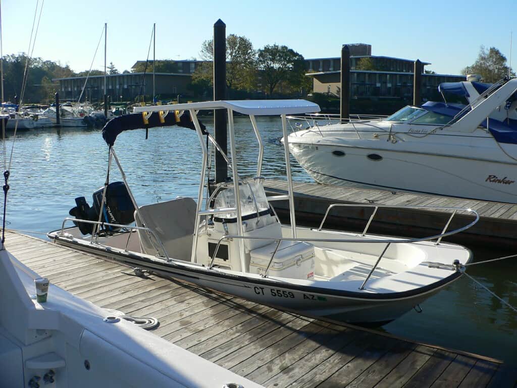 Boston Whaler 17 Center console T-Top 2004 image 1