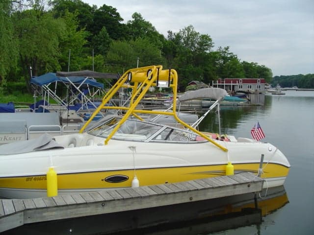Stingray 220 Deck Boat 2004 image 1