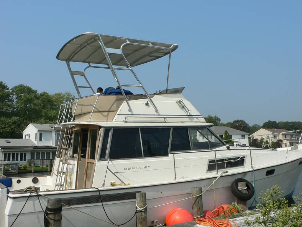 Bayliner 3870/3888 Motor Yacht Top 1983 image 1