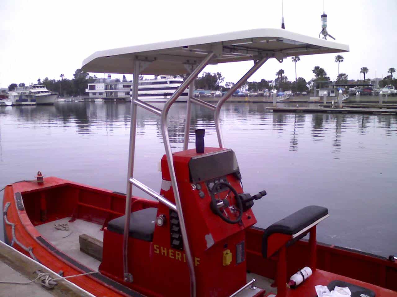 Amber Marine 16 center console T-Top 2008 image 1
