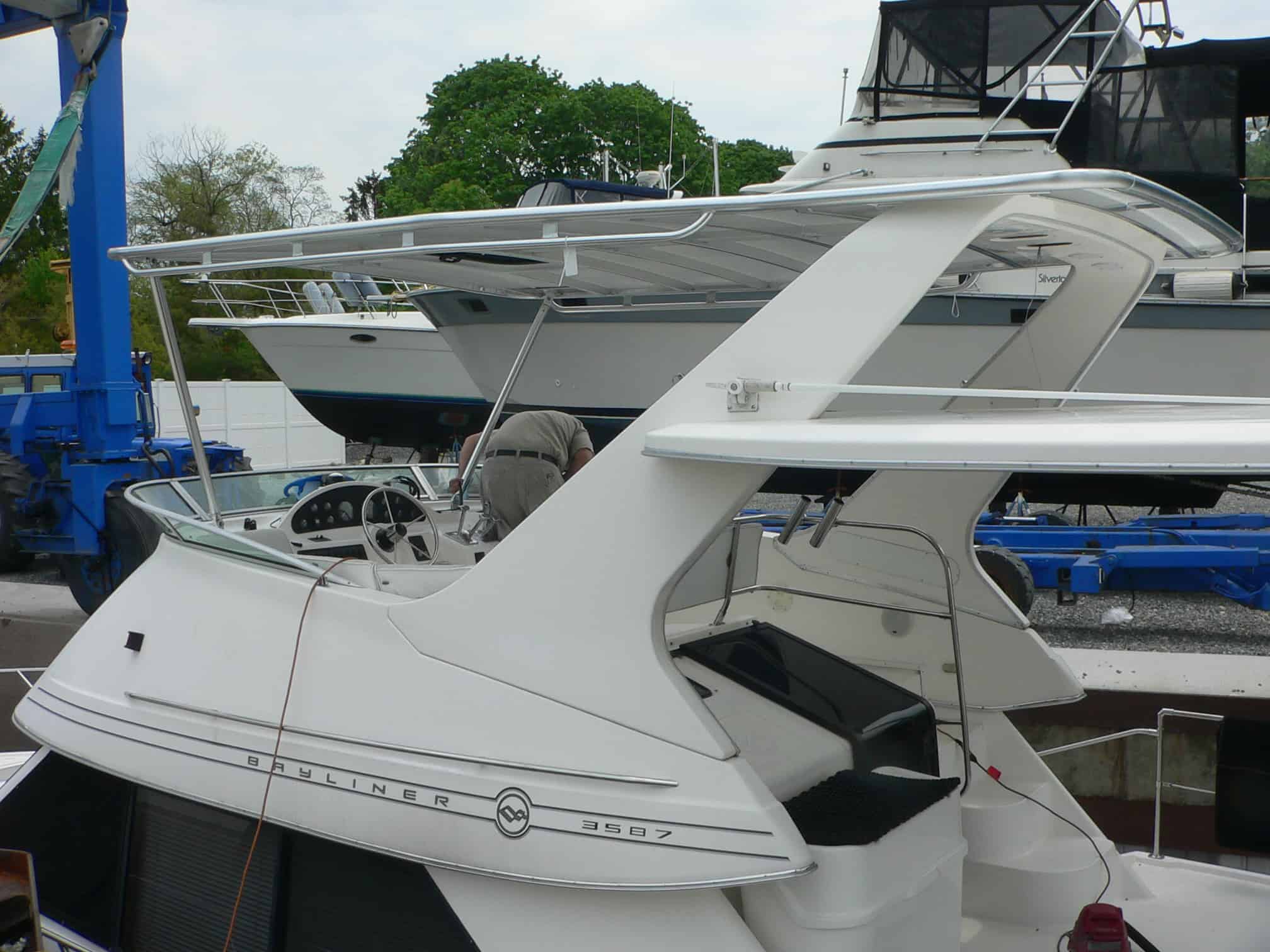 Bayliner 3587 Motor Yacht Top 1995 image 1