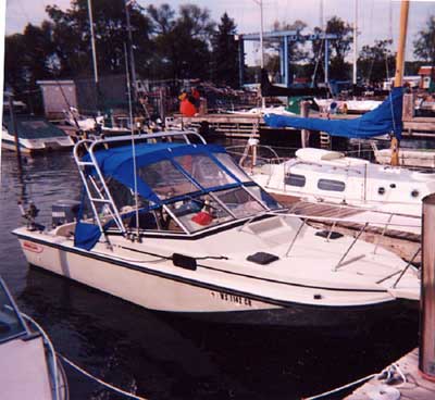 Boston Whaler 22 Revenge Walk-Through Arch 1985 image 1