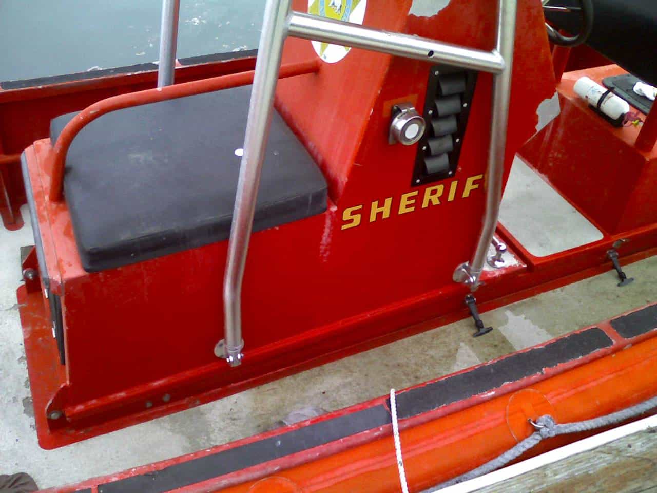 Amber Marine 16 center console T-Top 2008 image 1