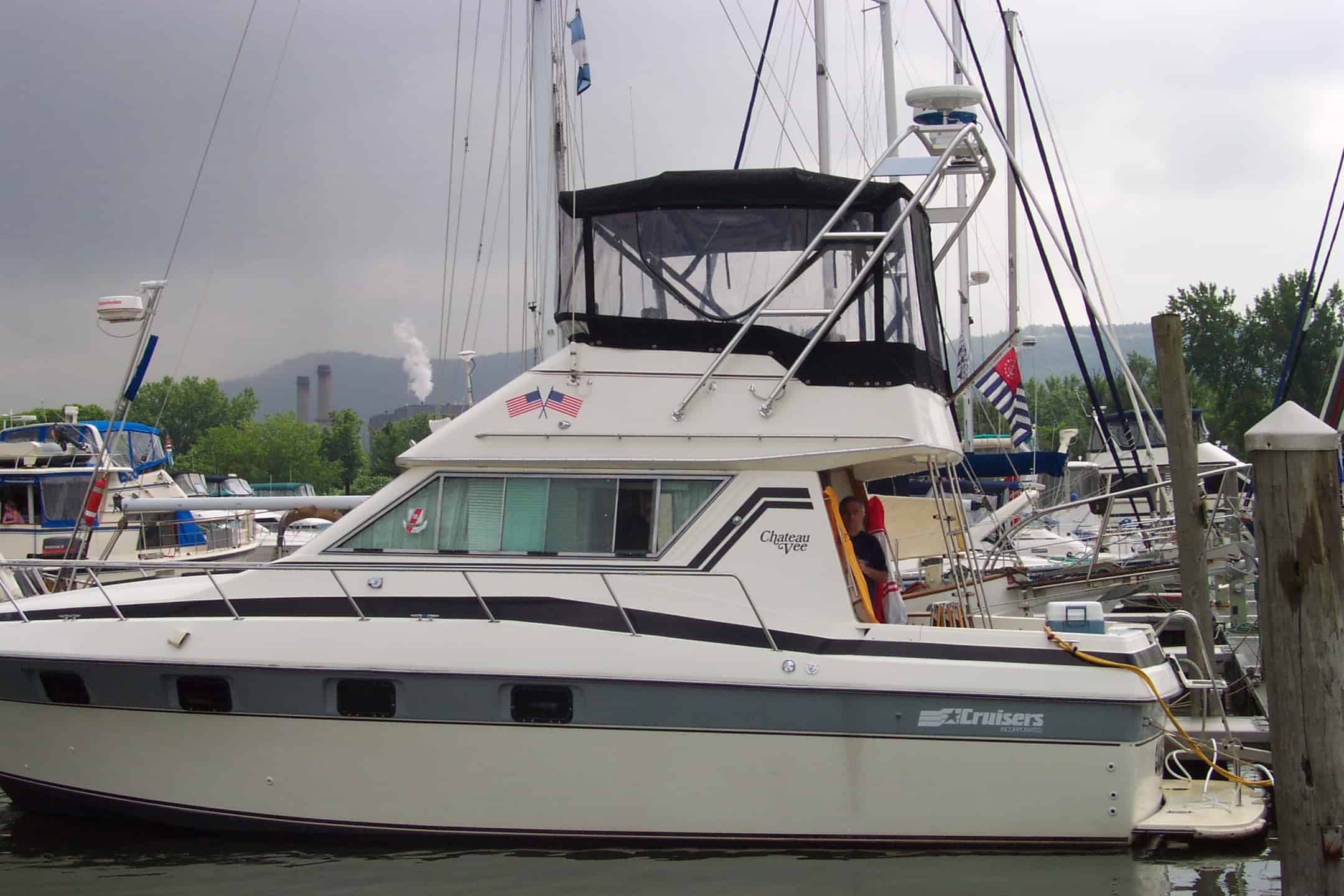 Cruisers 338 Chateau Vee/3380 Esprit Arch 1985 image 1