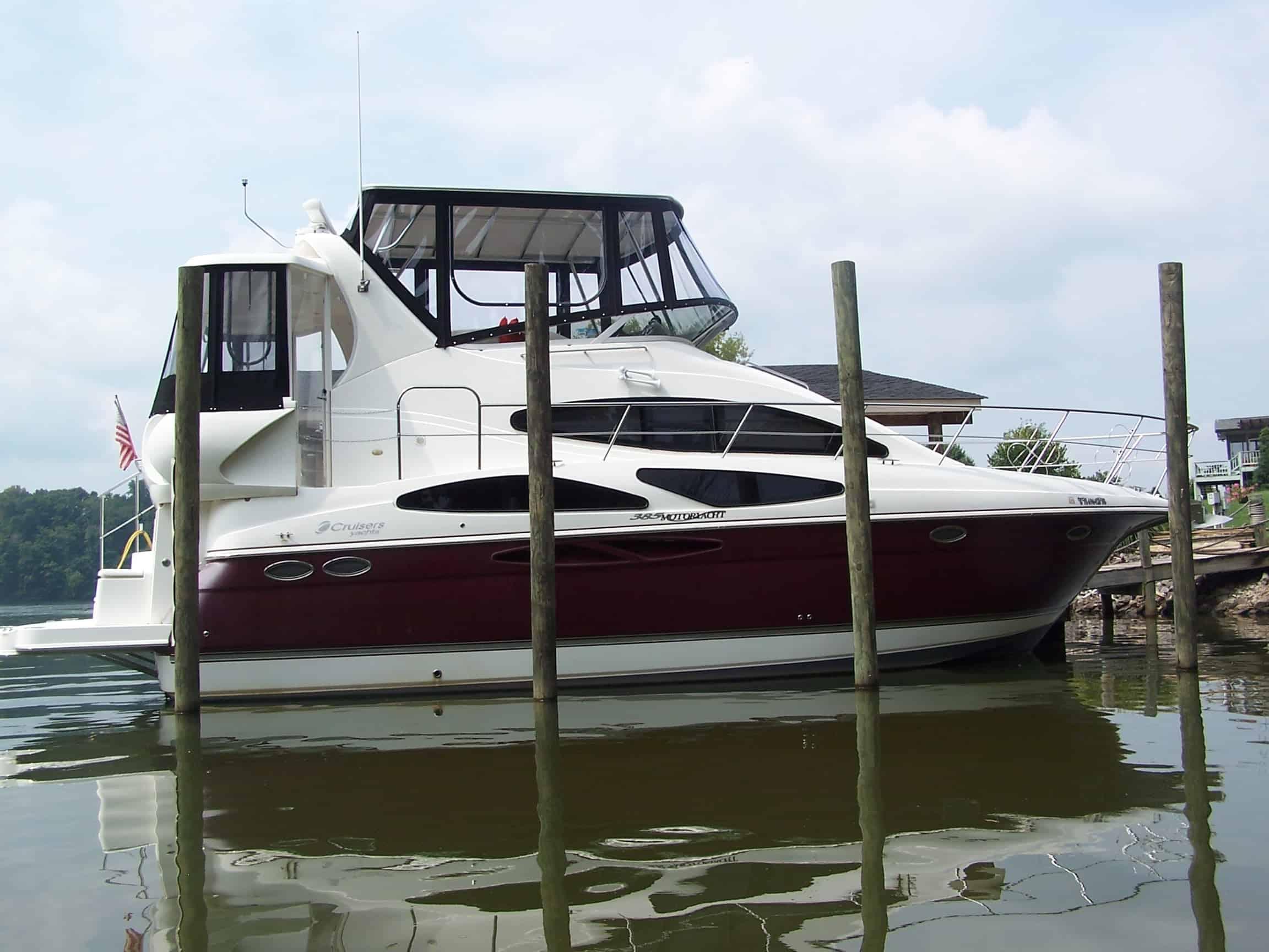 Cruisers 385/395 Motor Yacht Top 2006 image 1