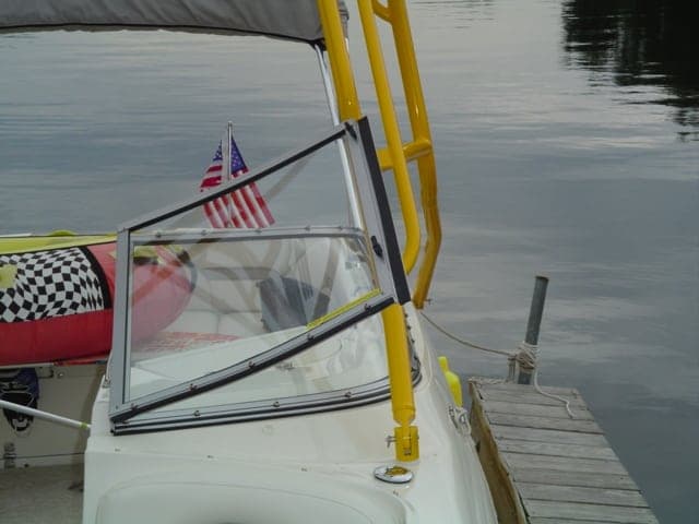 Stingray 220 Deck Boat 2004 image 1